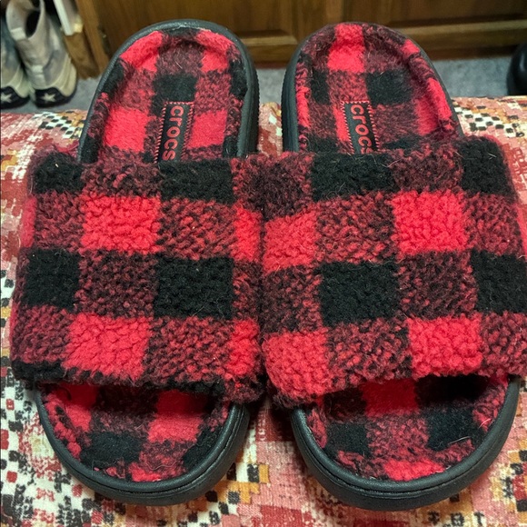 Like new! CROCS Buffalo Plaid Red/Black Sandals - Picture 4 of 7